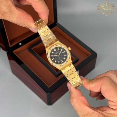 ساعت زنانه اودمار پیگه طلایی صفحه مشکی Audemars piguet 2030